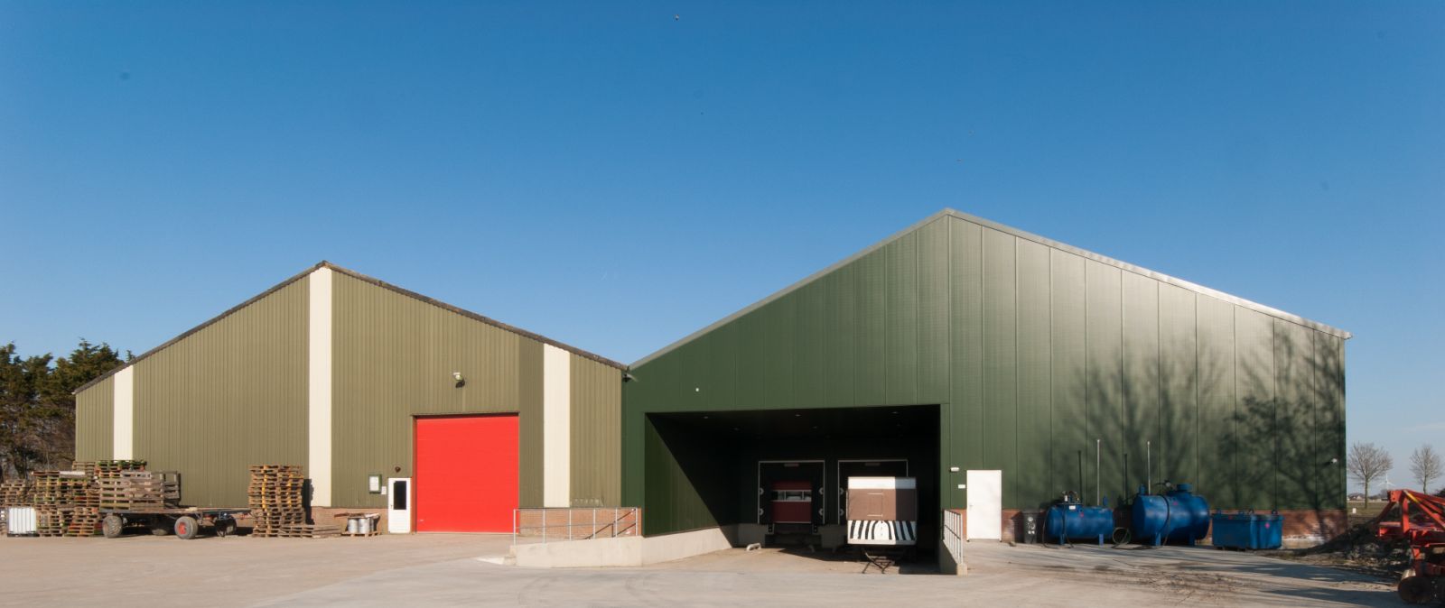 Nieuwbouw bedrijfshal met laadkuil van Fa. J. Sprenkeling en Zonen in Heerhugowaard